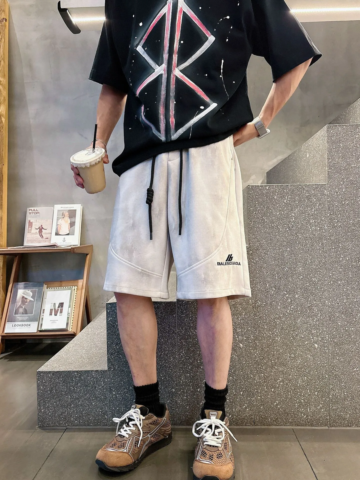 Balenciaga's three-standard complete 2026 summer New Arrival men's casual shorts, advanced custom-made Breathable fabric, Breathable fabric, extremely stretchy and comfortable, impeccable details, top-grade accessories, original logo design concept, delicate and soft feel! The upper body fit is awesome! Size: M-XXXL Please state your height and weight when ordering